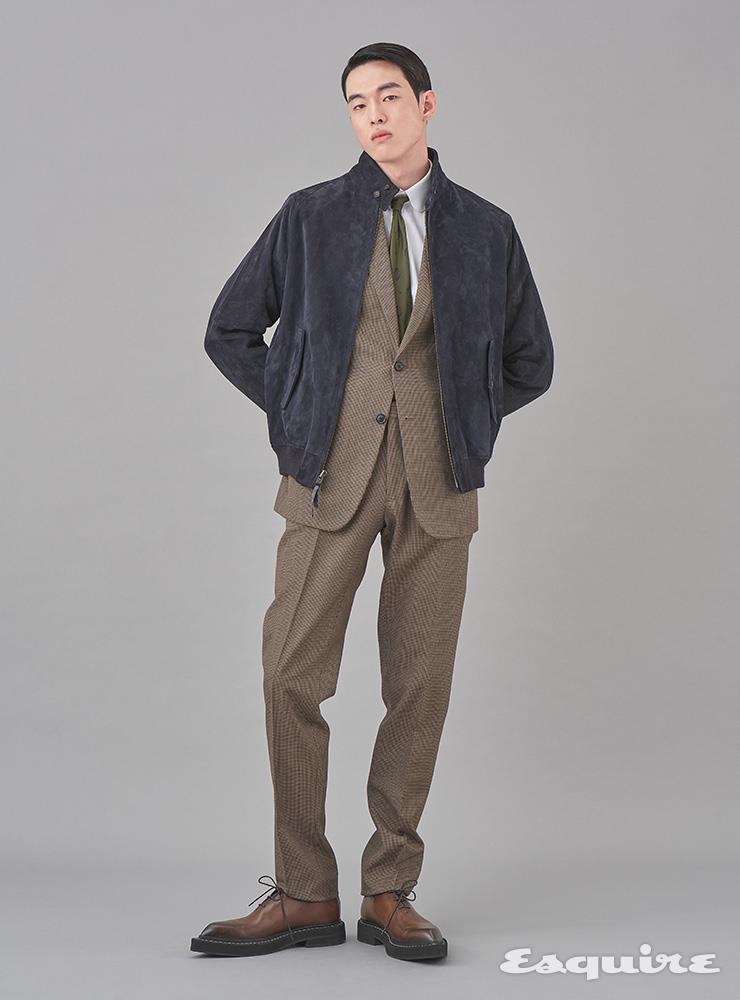 스웨이드 블루종 100만8000원 골든베어 by 바버샵. 하운드투스 체크 패턴 재킷, 팬츠, 슈즈 모두 가격 미정 벨루티. 셔츠 61만원 구찌. 타이 23만원 타이유어타이.