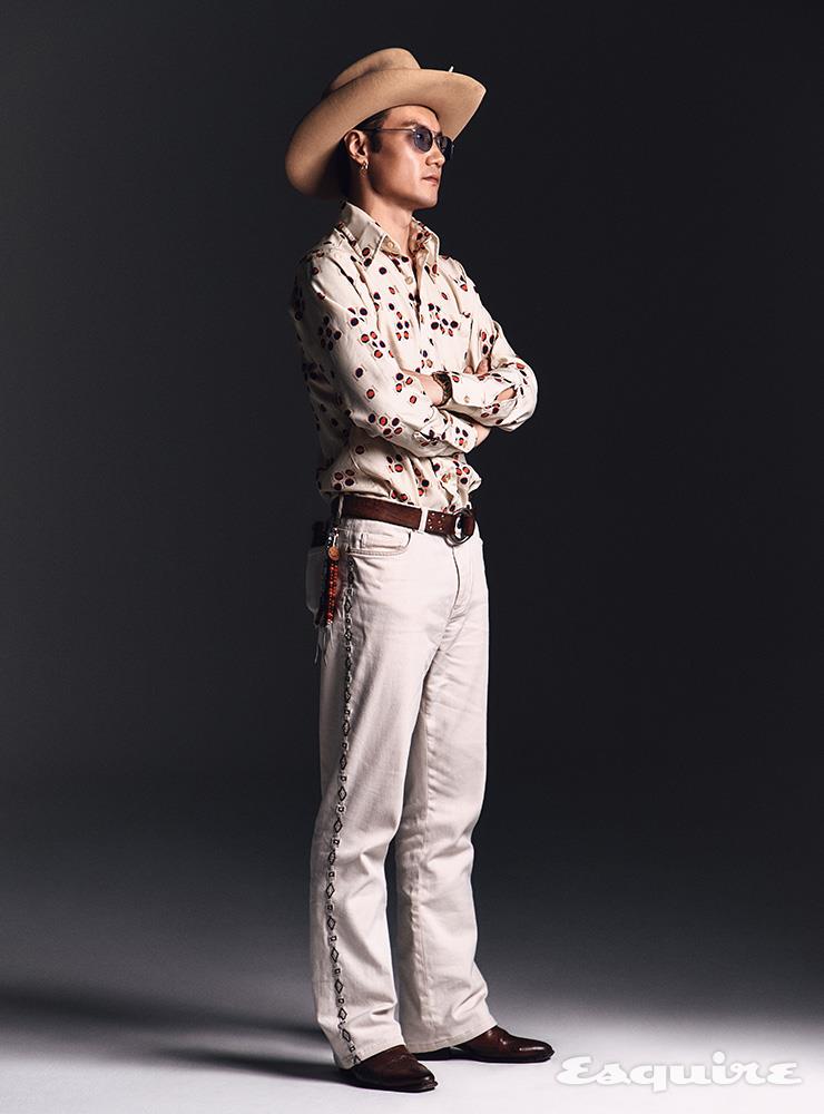 셔츠 빈티지. 팬츠 폴로 랄프 로렌. 부츠 토니 라마. 페도라 빈티지 스텟슨. 벨트 리바이스 빈티지 클로딩. 시계 빈티지 해밀턴. 선글라스 란돌프 엔지니어링. 지갑 RRL. 키링 메이드 바이 케이코 쇼텐.