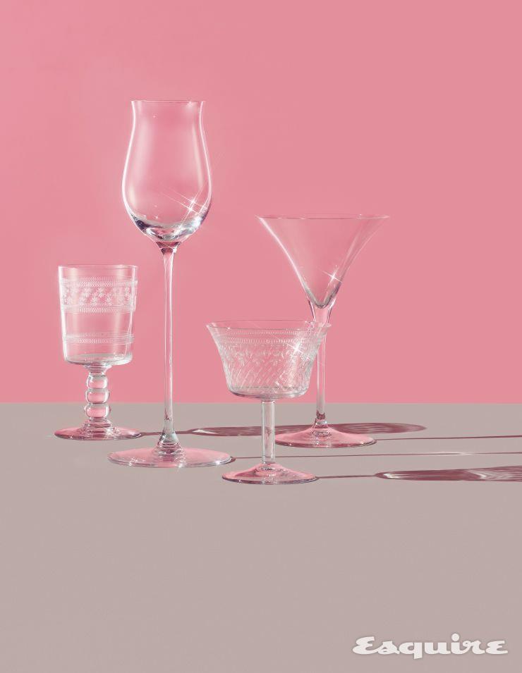 왼쪽부터 빈티지 바카라 글라스, 리델의 위스키 잔, 출처를 알 수 없는 빈티지 글라스, 키무라 글라스의 마티니 잔.