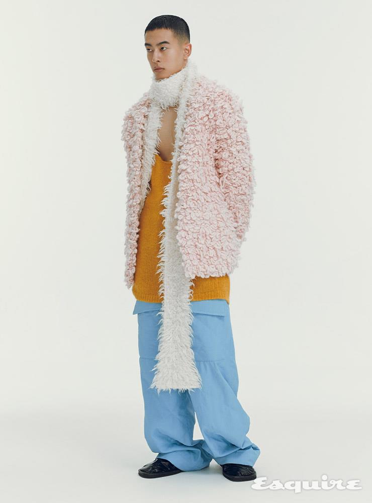 DRIES VAN NOTEN - 카디건, 슬리브리스 니트 톱, 블루 패딩 팬츠, 레더 슈즈, 머플러 모두 가격 미정 드리스 반 노튼 by 분더샵 맨.