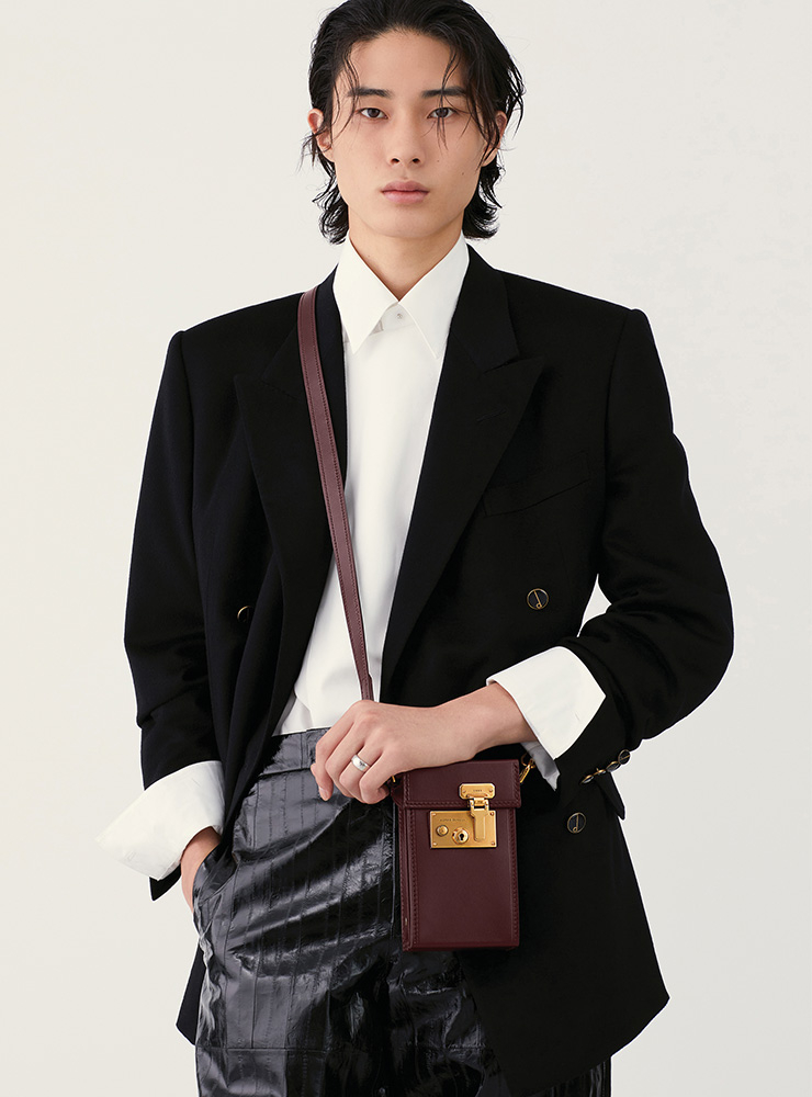 캐시미어 더블브레스트 켄싱턴 블레이저, 코튼 랩 셔츠, 레더 팬츠, 락 백 모두 가격 미정 던힐.