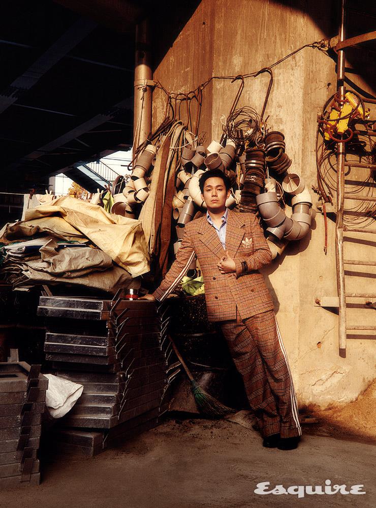 재킷, 팬츠, 셔츠, 슈즈 모두 구찌. 링 쿼르코어 x 아몬즈. 이어커프 스타일리스트 소장품.