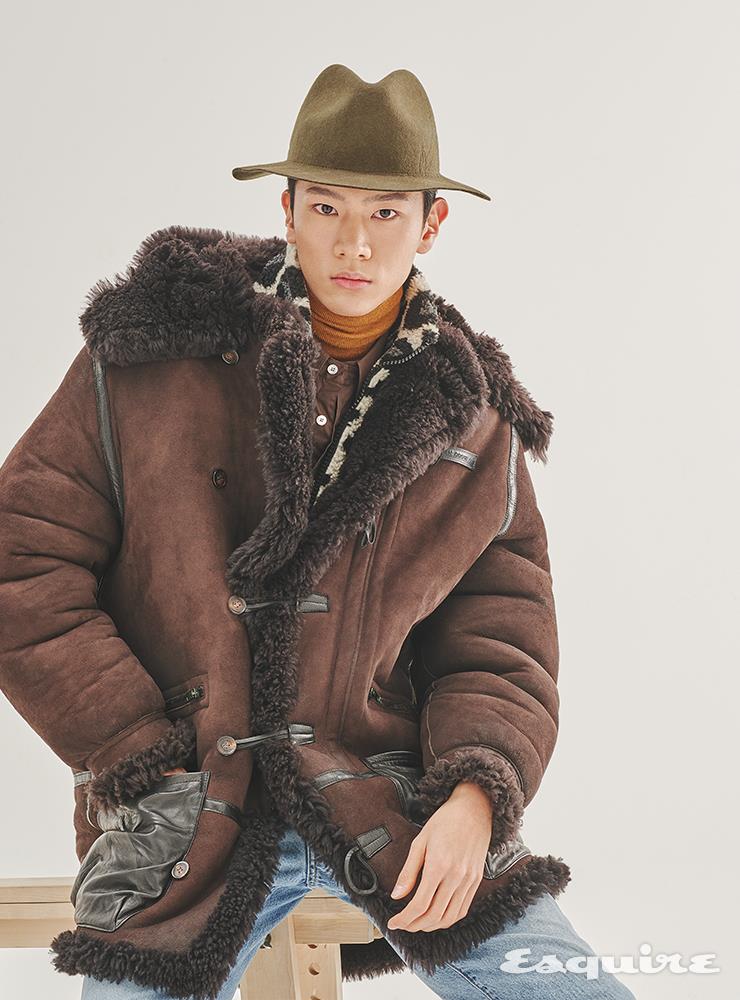 무통 재킷, 데님 팬츠 모두 가격 미정 골든구스. 레오파드 플리스 재킷 83만8000원 MSGM by hanstyle.com. 브라운 셔츠 가격 미정 르메르. 머스터드 터틀넥 가격 미정 비비안 웨스트우드. 카키 페도라 해트 가격 미정 캉골.