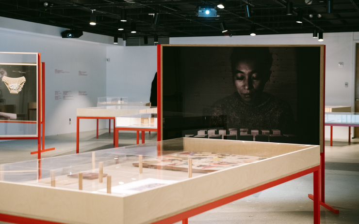 재팬 소사이어티에서 열린 <Out of Bounds:Japanese Women Artists in Fluxus> 전시의 전경. 백남준의 아내로 우리에게 더 잘 알려진 구보타 시게코, 오노 요코, 사이토 다카코, 시오미 미에코 등 플럭서스 여성 작가들의 작품이 맥락에 맞게 전시되었다. ©Adrianna Glaviano. Courtesy of Japan Society