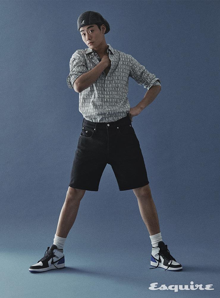 패턴 셔츠, 패턴 스카프 모두 가격 미정 디올 맨. 블랙 데님 쇼츠 13만9000원 캘빈클라인 진. 에어 조던 1 스니커즈 가격 미정 나이키. 헌팅 캡 가격 미정 캉골. 화이트 삭스 에디터 소장품.