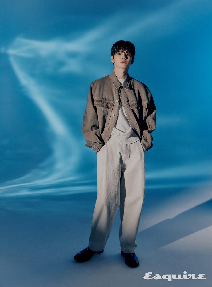 베이지 트러커 재킷, 화이트 니트, 화이트 데님 팬츠 모두 에비너.