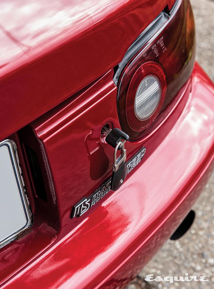 그렇다. 예전 자동차 트렁크는 열쇠로 열었다. 요즘 20대는 모를 법한 디테일이다.