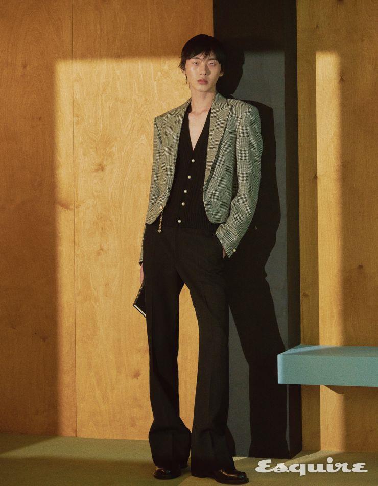 크롭트 재킷, 베스트, 팬츠, 볼테르 더비 슈즈 모두 가격 미정 루이 비통. 