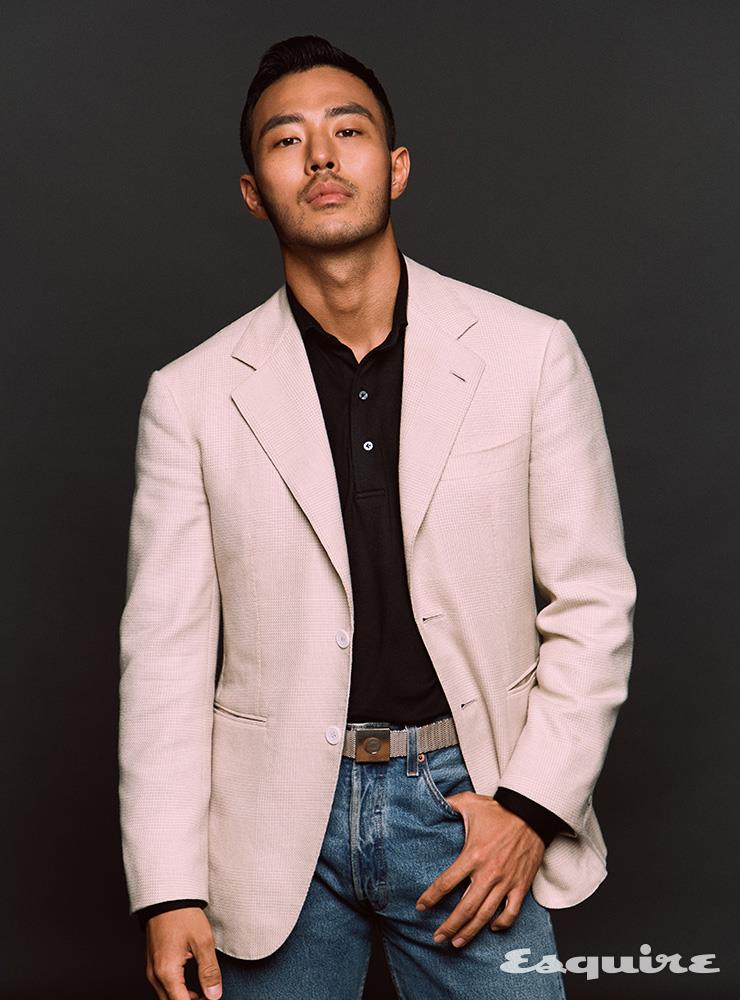 재킷, 폴로 셔츠 모두 에스코티지. 데님 팬츠 빈티지 리바이스. 벨트 빈티지 에르메스.