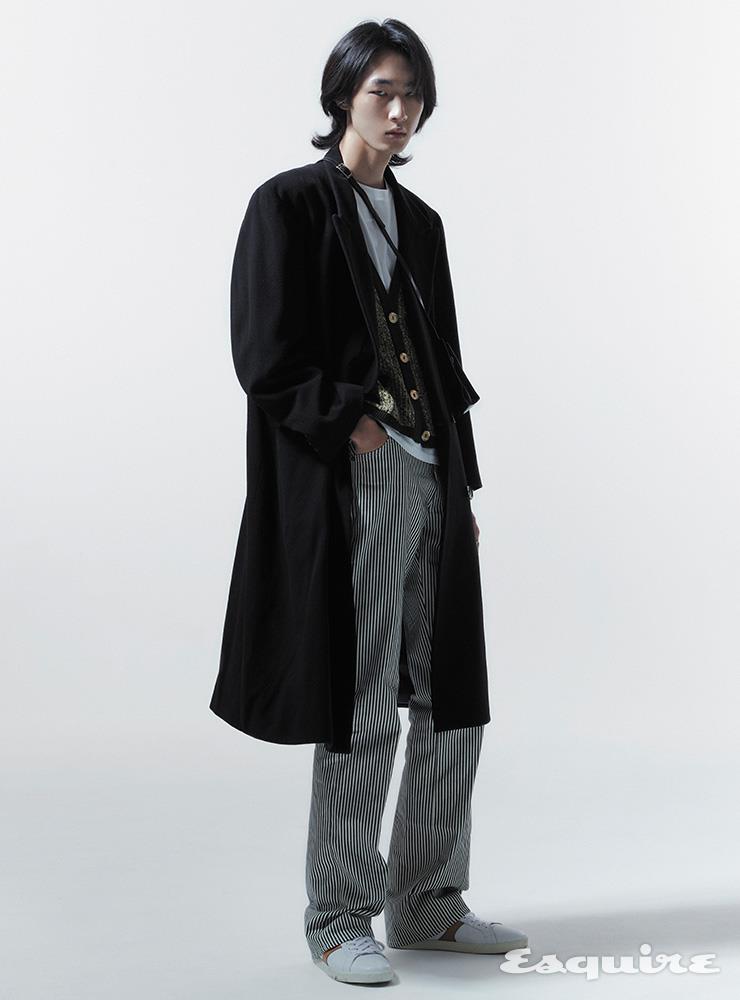 코트 빈티지. 카디건, 가방 모두 올드 셀린느. 티셔츠 H&M. 팬츠, 슈즈 모두 셀린느 옴므 by 에디 슬리먼.