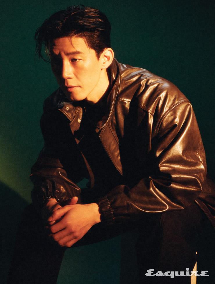 다크 브라운 레더 재킷, 블랙 데님 팬츠 르메르. 그레이 톱 제임스펄스.