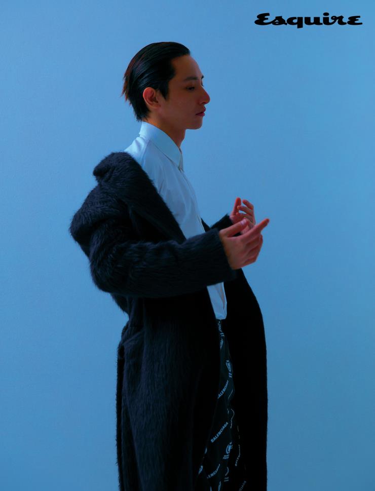 이수혁이 <에스콰이어> 1월호 화보에 입은 발렌시아가와 WFP 의 두 번째 캡슐 컬렉션
