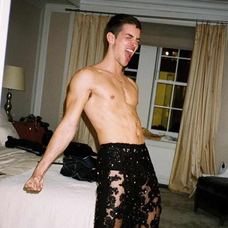 MANU RIOS-배우로 데뷔하기 전부터 마누 리오스는 이미 유명한 소셜미디어 스타였다. 인플루언서로 인기를 끌던 10대의 마누 리오스가 예쁜 남동생 느낌이었다면 지금 스물네 살의 마누 리오스는 엄연한 스타일 아이콘. 편안한 스트리트 웨어부터 포멀한 슈트, 반짝이는 이브닝 피스까지 모든 스타일을 아우르며 남녀 모두의 관심을 받는 중이다. instagram: manurios