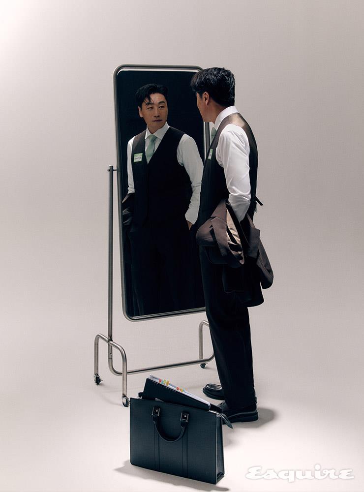 스리피스 슈트 에스코티지. 브리프케이스 모델 소장품. 