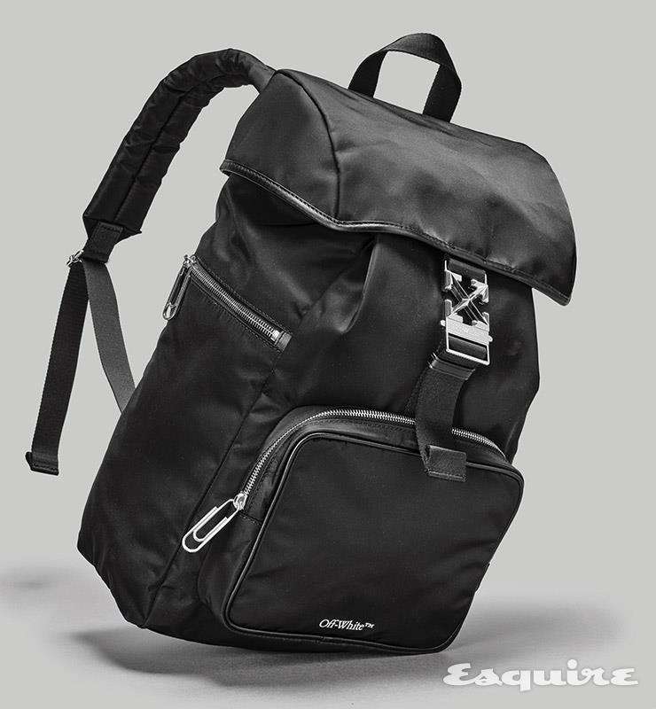 로고 잠금장치가 돋보이는 백팩 178만원 오프화이트.