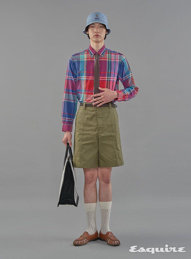 체크 셔츠 17만원대, 데님 버킷 해트 7만원대, 레더 벨트 9만원대 모두 폴로 랄프 로렌. 카키 컬러 쇼츠 가격 미정 아크네 스튜디오. 모카신 120만원, 브라운 타이 30만원, 삭스 21만원 모두 구찌. 토트백 가격 미정 생 로랑 by 안토니 바카렐로. 링 가격 미정 디올 맨.이어링 모두 모델 소장품.