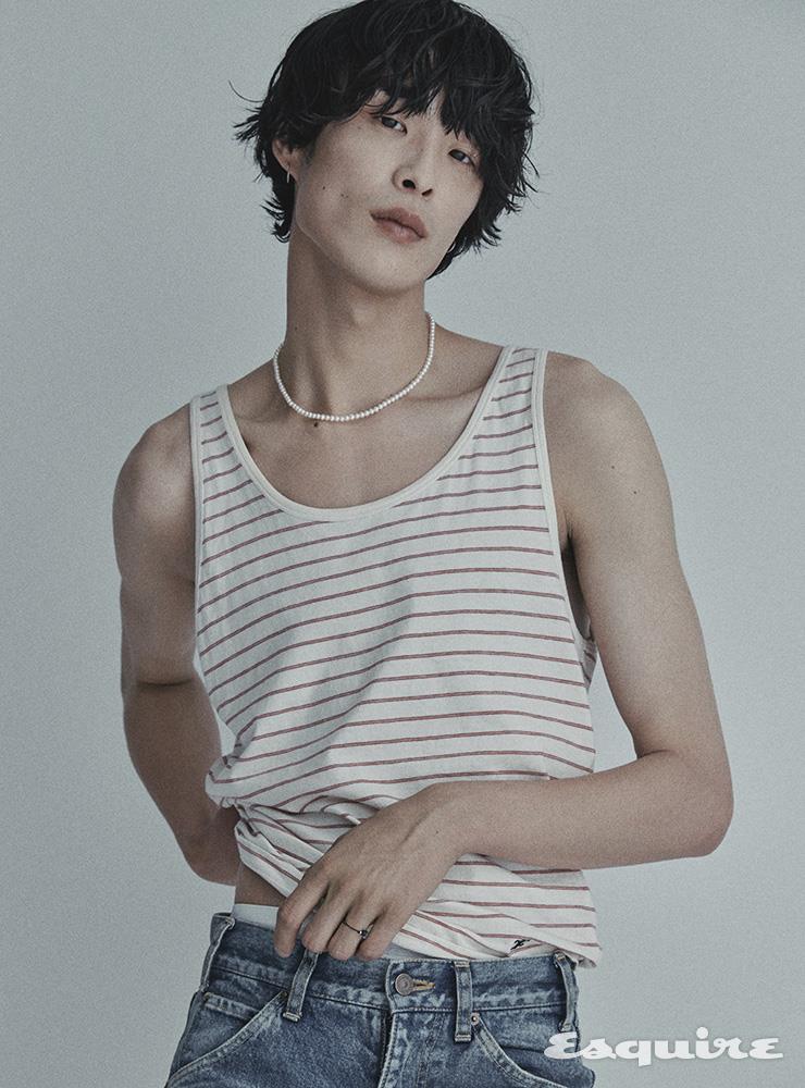 스트라이프 슬리브리스 톱, 데님 팬츠, 펄 네크리스 모두 가격 미정 셀린느. 링, 이어링 모두 모델 소장품.