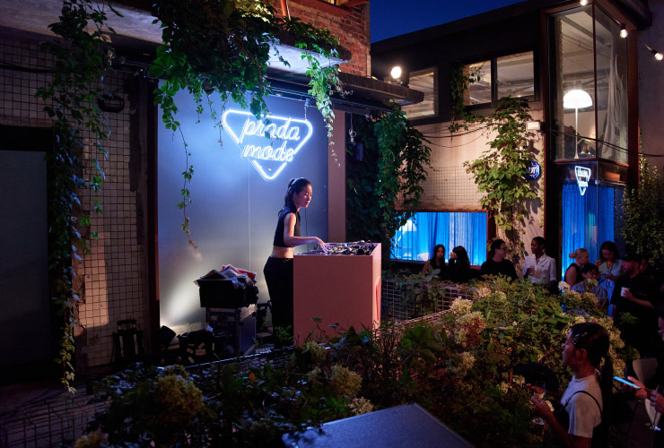 밤까지 이어진 프라다 모드 서울의 파티에서 라이브 공연을 펼치고 있는 DJ 채. 