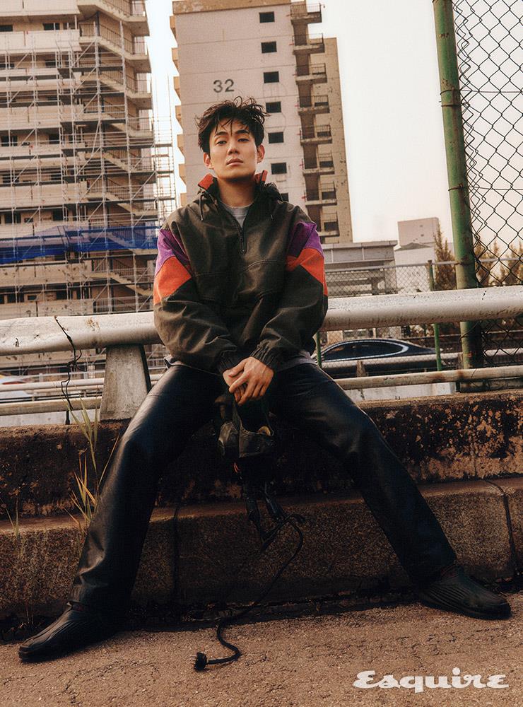  아노락 리바이스. 레더 팬츠 벨앤누보. 슈즈 1017 알릭스 9SM. 티셔츠, 빈티지 군용 헤드피스 스타일리스트 소장품.