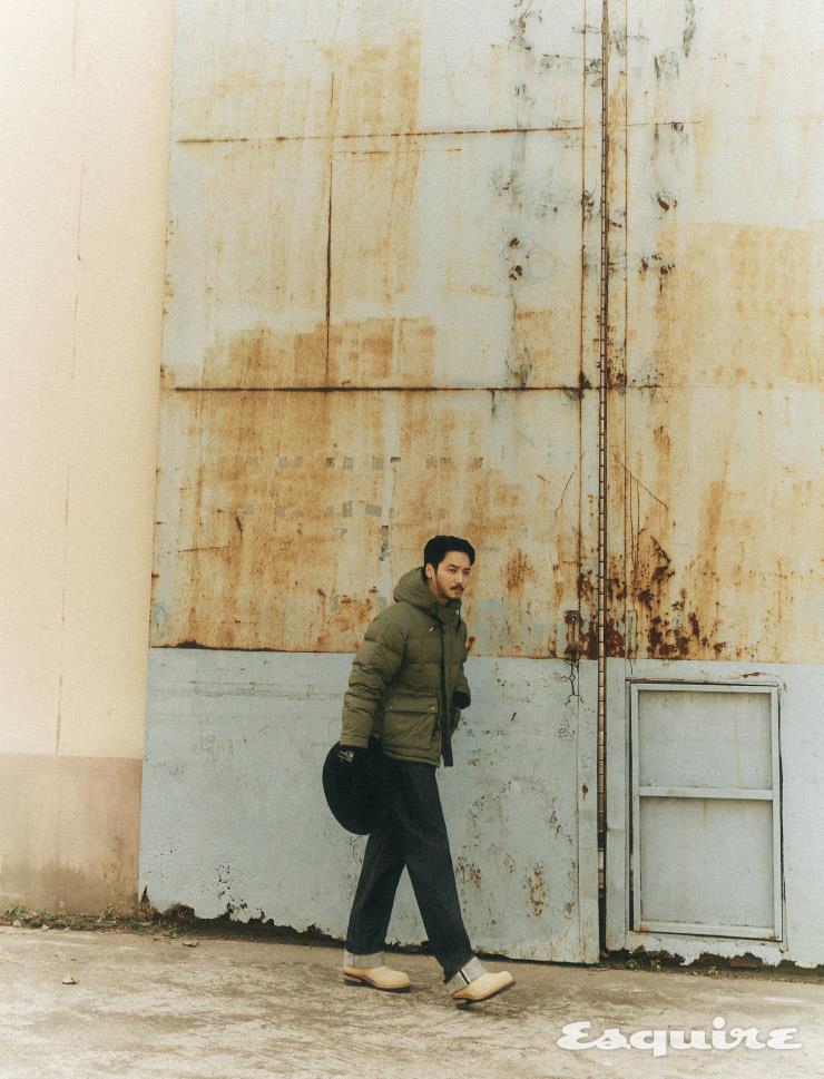 세이지 그린 카라코람 덕 다운 35만9000원, 블랙 데님 셔츠 11만9000원, 셀비지 인디고 데님 팬츠 10만9000원 블랙 글로브 4만9000원 모두 유니폼 브릿지. 