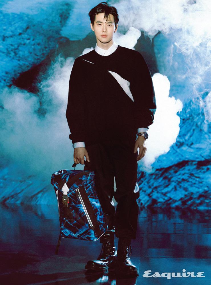 야외 활동을 위한 필수품을 담기에 충분한 크기와 지속 가능성을 고려한 소재, 마운티어링 장비에서 영감을 얻은 버클 장식과 기능성이 인상적인 마이스터스튁 셀렉션 글래시어 백팩 미디엄 몽블랑. 스웨트셔츠 문선. 셔츠 솔리드 옴므. 팬츠 프라다. 슈즈 후망.