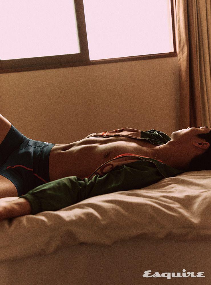 새틴 블루종 215만원 구찌. 수영복 7만9000원 아레나. 네크리스 에디터 소장품.