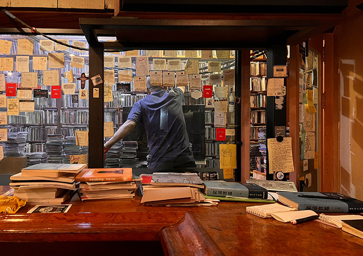 뮤직바 ‘포플레이’에서 음악을 틀기 위해 소스 창고를 뒤지고 있는 라의승 대표의 뒷모습. 