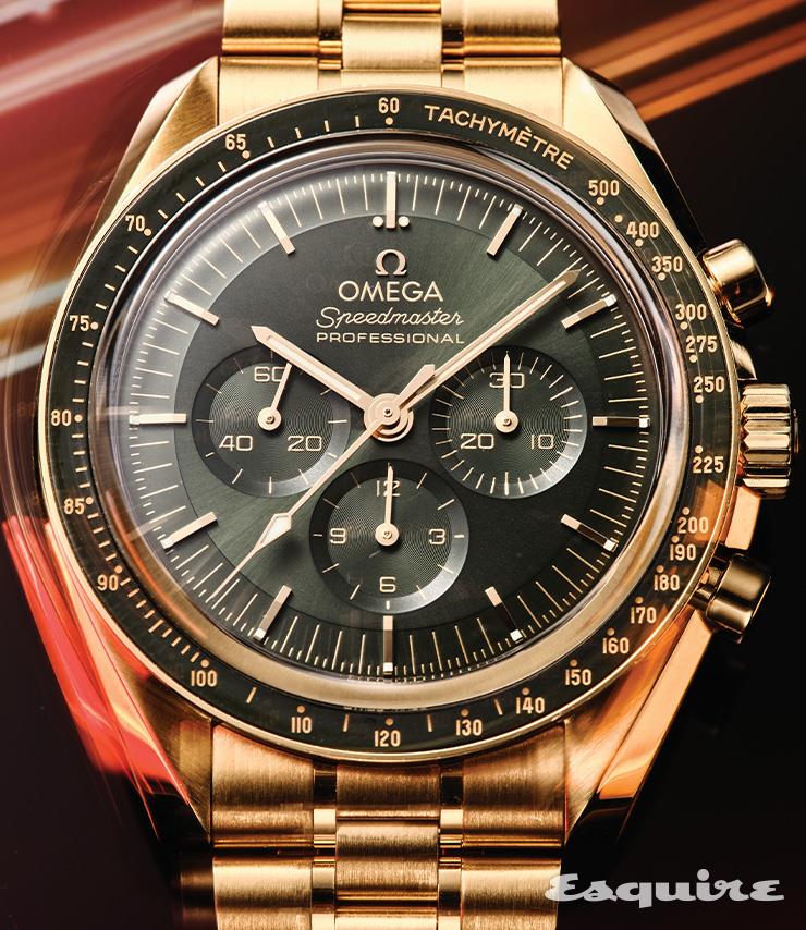  42mm 케이스, 18캐럿 문샤인&trade; 골드 소재의 케이스와 브레이슬릿으로 제작되었으며 그린 다이얼이 인상적. 핸드 와인딩 오메가 코-액시얼 마스터 크로노미터 3861을 탑재했다. 스피드마스터 문워치 프로페셔널 코-액시얼 마스터 크로노미터 크로노그래프 42mm 5190만원 오메가.