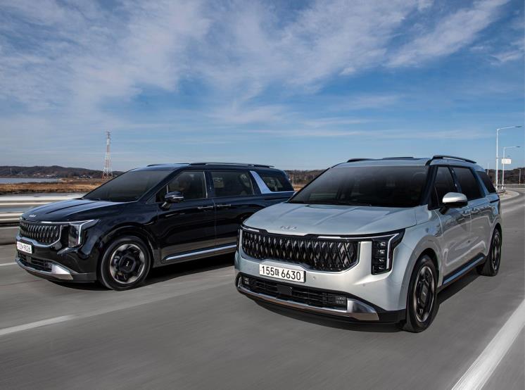  전면부 그릴과 리어 램프 디자인이 전부 가로로 길게 이어지는 형태로 바뀌었다. 