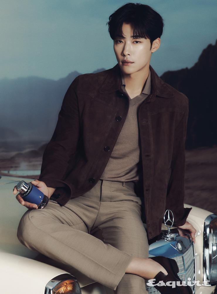 스웨이드 재킷 살바토레 산토로. 니트 머레이 알란. 팬츠 아미. 로퍼 벨루티.