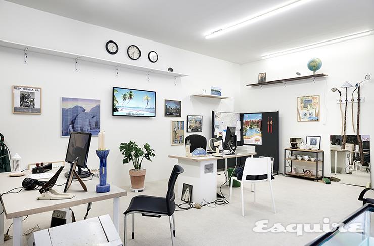 아뜰리에 에르메스에서 전시 중인 로르 프루보 개인전에는 총 4점의 작품이 전시된다. 그중 가장 큰 규모로 전시된 ‘아저씨의 여행사 가맹점, 심층 여행사’의 한 장면. 로르 프루보의 개인전 <심층 여행사>는 아뜰리에 에르메스에서 6월 5일까지 열린다.