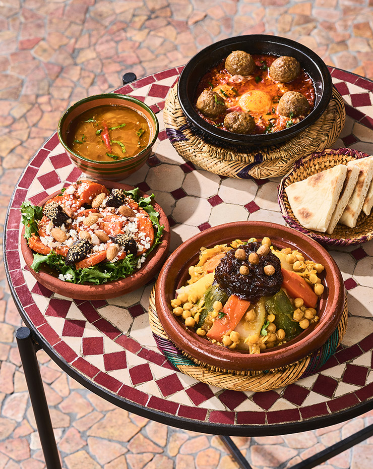 (위부터 시계 방향으로) 양고기 타진, 쿠스쿠스, 당근 샐러드.