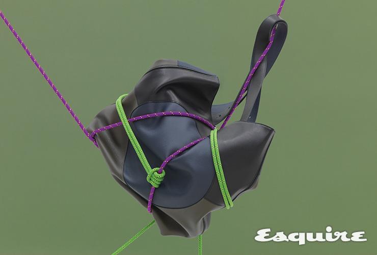 부들부들한 소재를 사용해 형태를 자유자재로 잡을 수 있는 토트백 가격 미정 에르메스.