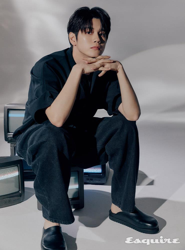 블랙 하프 셔츠, 블랙 데님 팬츠 모두 에비너.
