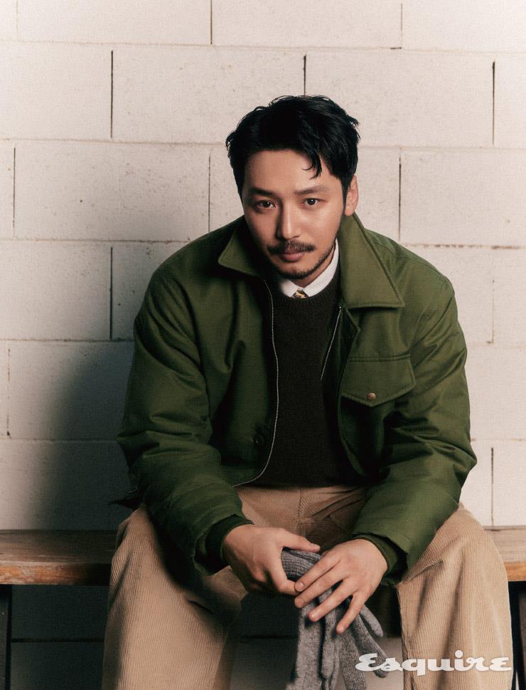 포켓 디테일 세이지 그린 재킷 22만9000원, 브라운 라인 크루넥 니트 18만9000원, 화이트 옥스퍼드 셔츠 8만9000원, 베이지 코듀로이 코튼 팬츠 15만9000원 그레이 글로브 4만9000원 모두 유니폼 브릿지. 