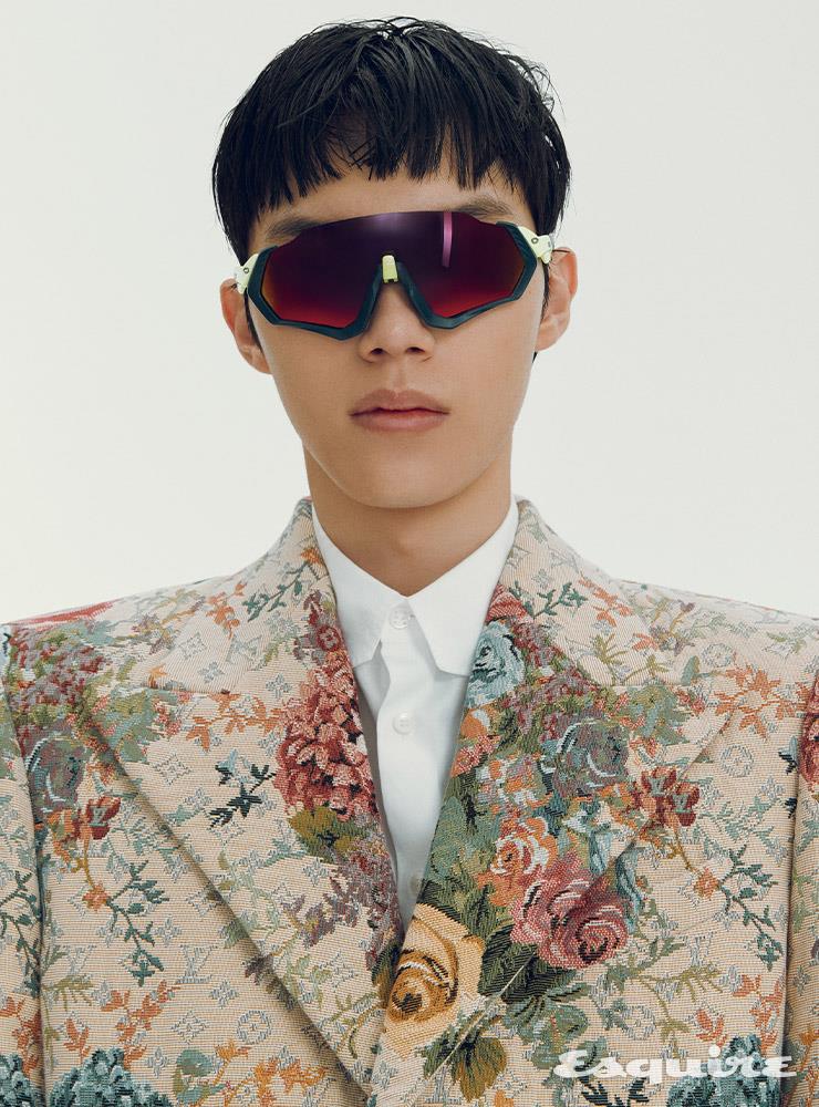 LOUIS VUITTON - 플라워 패턴 코트, 셔츠 모두 가격 미정 루이 비통. 선글라스 30만원대 오클리.