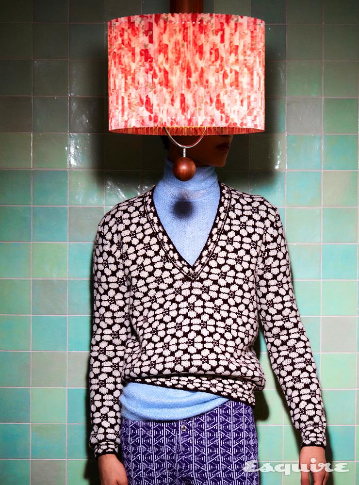 브이넥 니트, 터틀넥 톱, 롱존 모두 가격 미정 프라다.