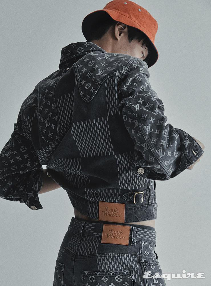 모노그램 패턴 데님 재킷, 데님 팬츠, 버킷 해트 모두 가격 미정 루이 비통.