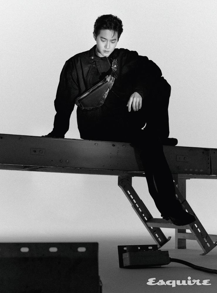 강렬한 버클 장식에 한층 더 커진 몽블랑 로고가 인상적으로 장식된 마이스터스튁 셀렉션 글래시어 체스트 백 몽블랑. 재킷 코스트포킬러. 티셔츠 닐 바렛. 팬츠 쿠시코크 by 아데쿠베. 슈즈 GmbH x 아식스.