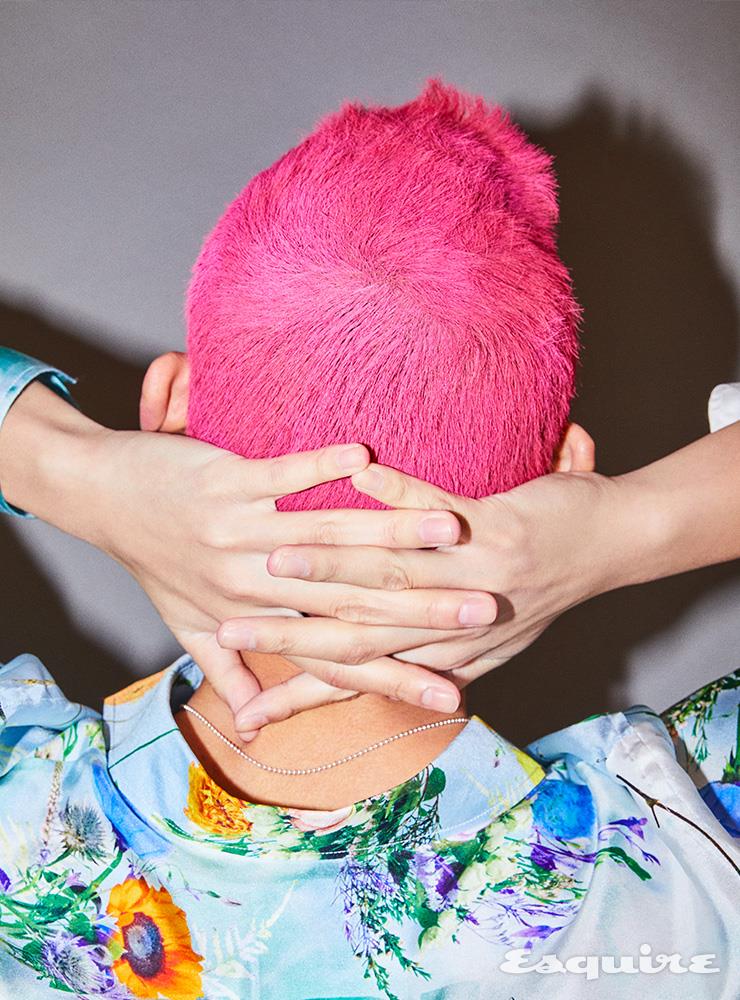 셔츠 가격 미정 루이 비통. 목걸이 가격 미정 티파니.