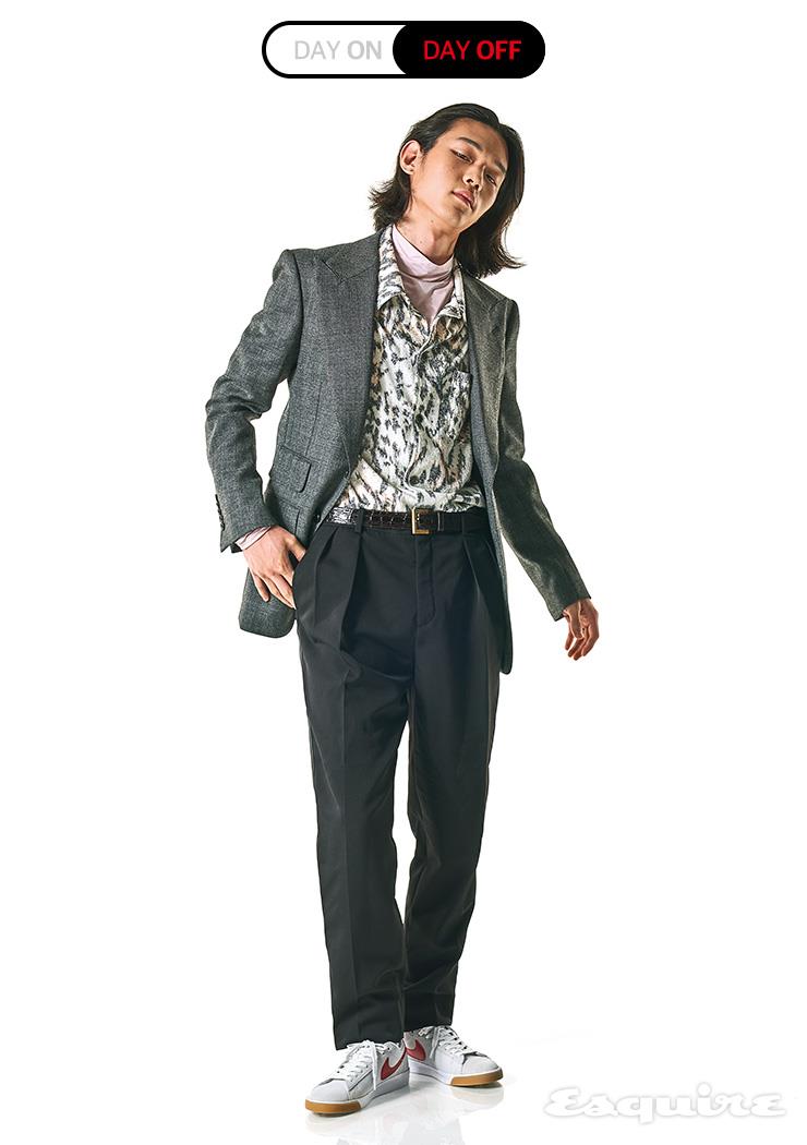 재킷 5백만원 톰 포드. 레오파드 패턴 셔츠 32만원대 아워레가시 by 매치스패션. 핑크 터틀넥 8만원대 코스. 팬츠, 벨트 모두 가격 미정 생 로랑 by 안토니 바카렐로. 스니커즈 8만원대 나이키. 실버 이어링 가격 미정 모델 소장품.