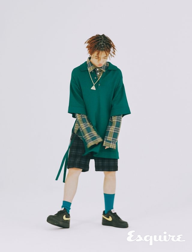 이너로 입은 체크 셔츠 OHP. 오버사이즈 반팔 니트 톱 노앙. 체크 바지 MMIC. 신발 나이키.