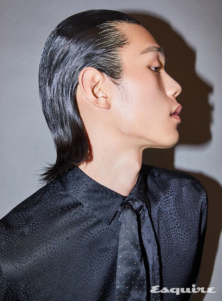 셔츠, 스카프 모두 가격 미정 생 로랑 by 안토니 바카렐로.