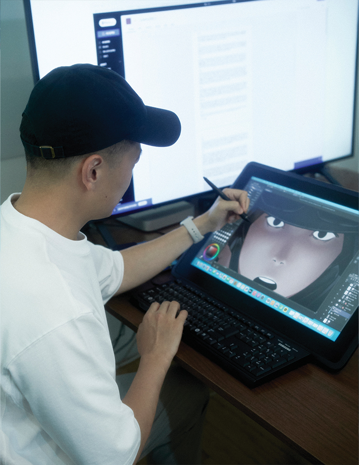 9월 공개 예정인 <D.P.>의 후속 웹툰을 확인하고 있는 김보통 작가. 