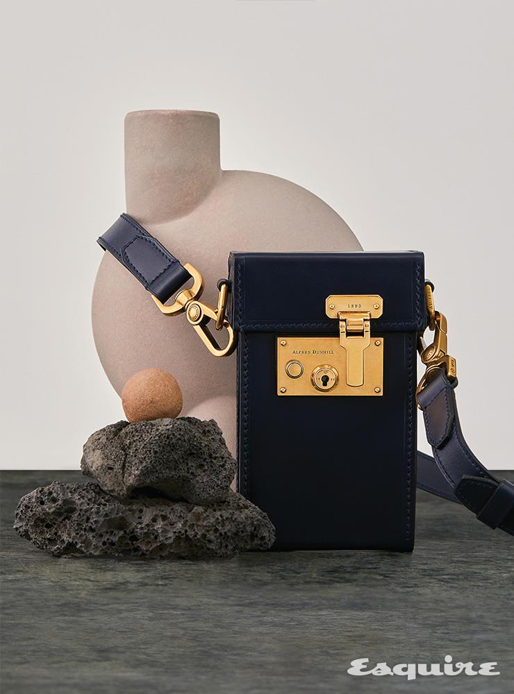 자물쇠 디테일의 네이비 레더 락 백 가격 미정 던힐.