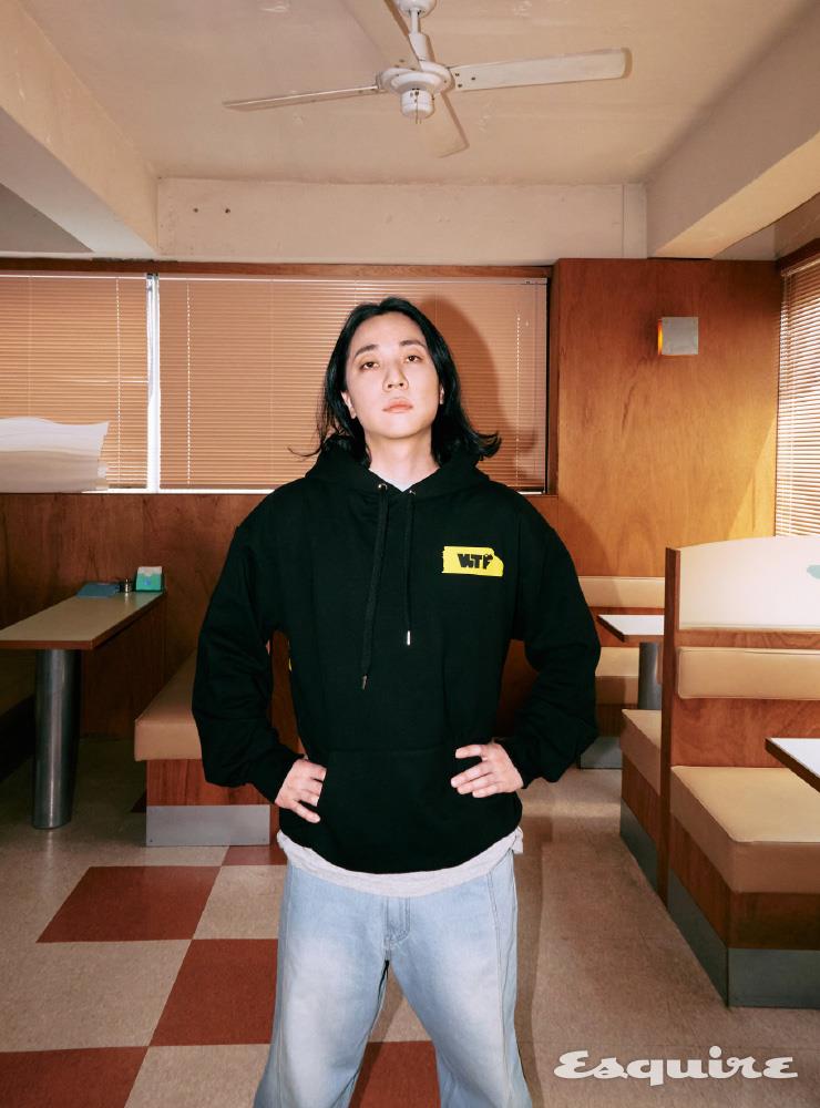 페인트 로고 프린트 후디 왓더프로그. 데님 팬츠 언어펙티드 by 이스트로그. 티셔츠 에디터 소장품.