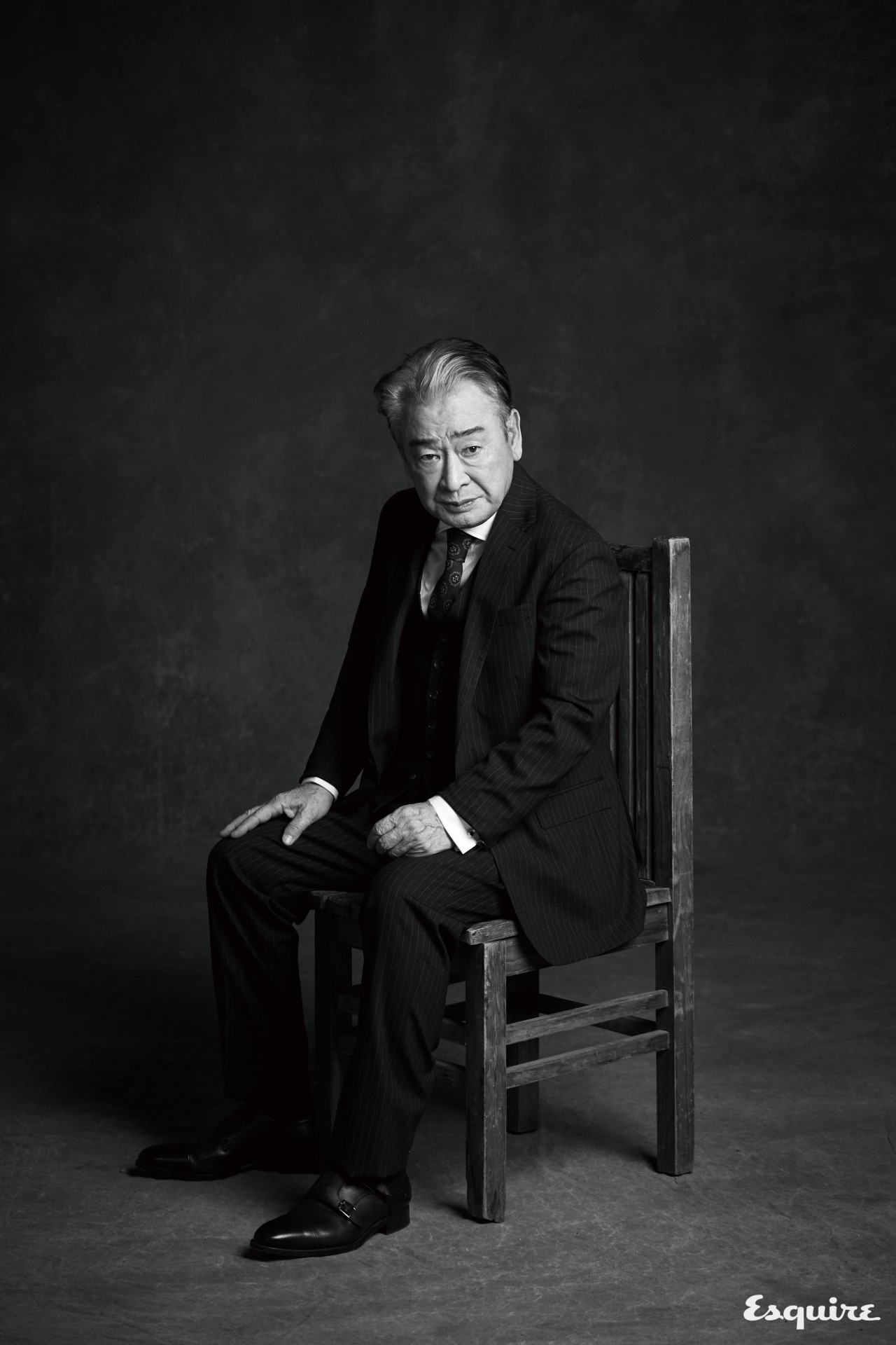 스트라이프 재킷, 베스트, 바지 모두 폴로 랄프 로렌. 셔츠 스타일리스트 소장품. 구두 맨솔. 타이 라르디니 by 신세계 인터내셔날.