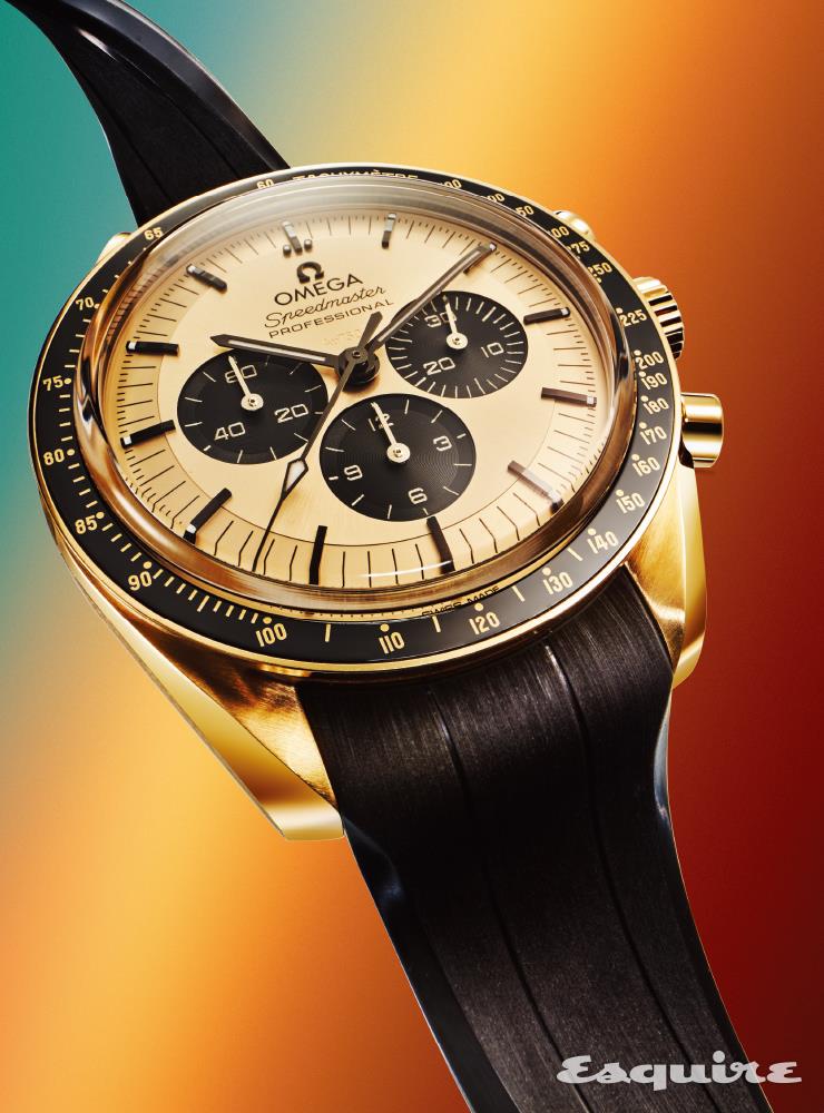 42mm의 문샤인&trade; 골드 소재의 케이스로 제작되었으며, 태양광 패턴의 문샤인&trade; 골드 스텝 다이얼과 블랙 서브 다이얼 및 핸즈로 컬러 대비를 부여했다. 블랙 세라믹 베젤 링에는 세라골드&trade; 타키미터 스케일을 새겼고 일체형 블랙 러버 스트랩의 안쪽에는 달 표면을 양각으로 새겼다. 케이스백에는 ‘FIRST WATCH WORN ON THE MOON’ 문구를 새겼고, 오메가 코-액시얼 마스터 크로노미터 칼리버 3861의 자태를 감상할 수 있다. 문워치 프로페셔널 코-액시얼 마스터 크로노미터 크로노그래프 42MM 3720만원 오메가.