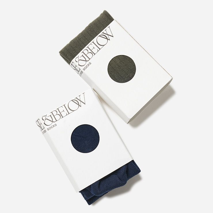 올리브 컬러 삭스 1만원, 네이비 컬러 삭스 1만원 모두 라이즈&빌로우 by 서프코드.