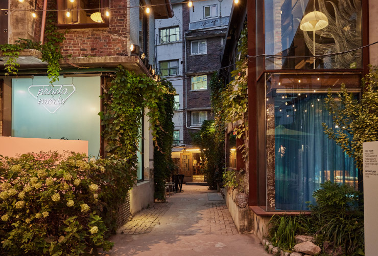 10번째 프라다 모드가 열린 서울 인사동 문화공간 코트 전경. 